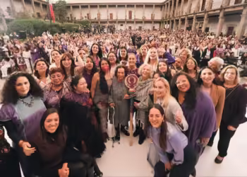 No llego sola, llegamos todas, dice Sheinbaum al recibir bastón de mando de mujeres