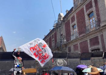CNTE rodea Palacio Nacional para reunión con AMLO