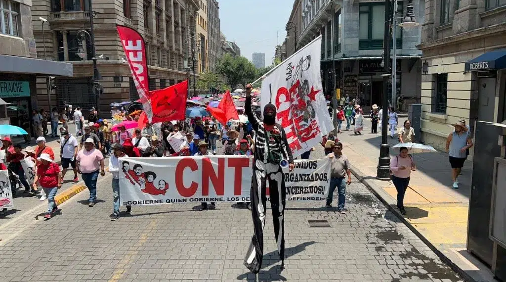Marcha de la CNTE del Ángel de la Independencia al Zócalo