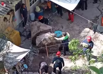 Desgajamiento de 5 rocas de cerro en Tlalnepantla caen en patio de vivienda
