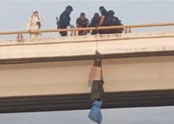 Hallan cuerpo colgado en un puente de la carretera Tuxtla–Ocozocoautla, con amenazas del CCyG en Chiapas