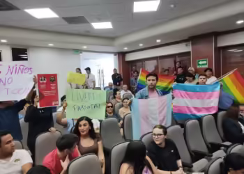 Entre protestas de conservadores, Congreso de Baja California aprueba derecho de menores a elegir identidad de género