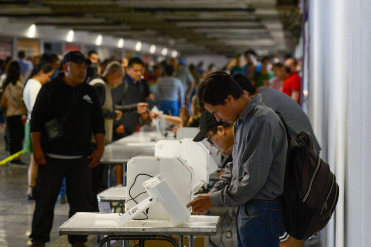 Decenas de personas acuden a votar a la casilla especial instalada en la terminal de autobuses TAPO, en la cual el INE instaló urnas electrónicas. AMEXI/FotorreporterosMX/Foto: Ángel Gutiérrez