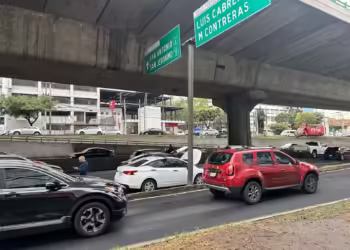 Se desmorona el segundo piso del Periférico Sur; cae concreto, lámina y tierra sobre vehículos