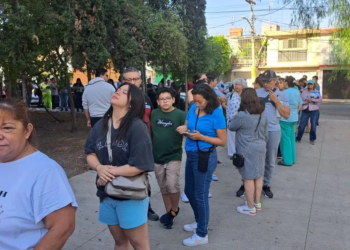 Con largas filas, algunos retrasos y con entusiasmo inician históricas elecciones en México