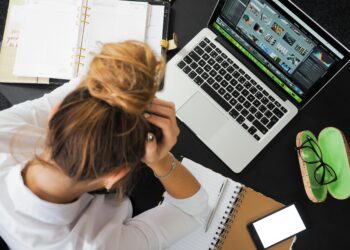 Desempleo, bajos ingresos y conducta provocan estrés financiero