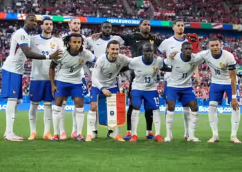 Francia gana en su debut