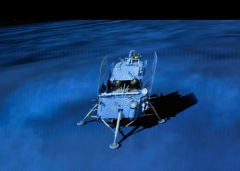 FOTO: Animación de vídeo en el Centro de Control Aeroespacial de Beijing (BACC) el 2 de junio de 2024 muestra la combinación de módulo de aterrizaje y ascenso de la sonda Chang'e-6 aterrizando en la cara oculta de la Luna.