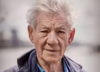 Ian McKellen sufre aparatosa caída en el escenario | AMEXI/FOTO: Instagram @ianmckellen