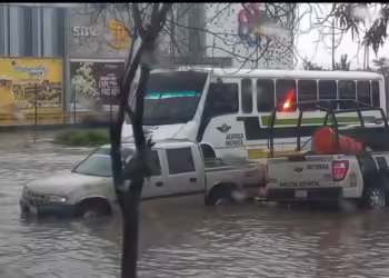 Las intensas Lluvias registradas en Pachuca, arrastran hasta un colchón