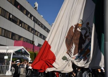 Con izamiento de Bandera se inicia jornada electoral en el INE