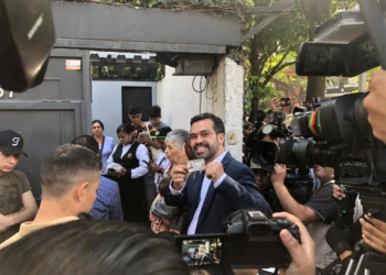 Entre empujones y reclamos vota Álvarez Máynez