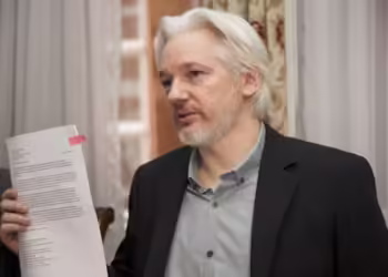 Celebran AMLO y Sheinbaum liberación de Julian Assange