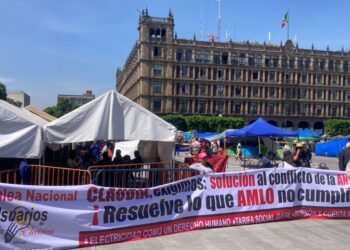 Maestros de la CNTE llegan al Zócalo para reunión con AMLO