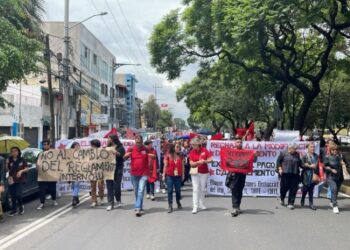 Maestros y alumnos del IPN marchan junto a trabajadores de limpia por falta de pago