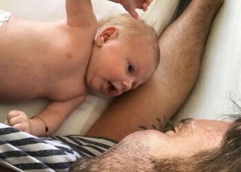 Julián Gil celebra logro de su hijo Mateo, pese a que todavía no lo puede ver