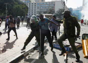 Protestas en Parlamento de Kenia dejan al menos 10 fallecidos