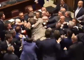Suspenden a varios diputados tras pelea en el Parlamento de Italia