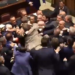 Suspenden a varios diputados tras pelea en el Parlamento de Italia