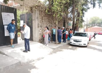 Continúa gran afluencia de votantes este mediodía entre reclamos, quejas y el sol