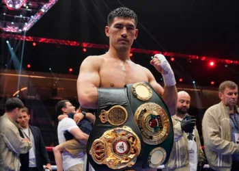 Bivol noquea en seis rounds a Zinad y defiende título AMB