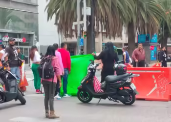 Comerciantes cierran avenidas en la CDMX por detención de uno de sus compañeros
