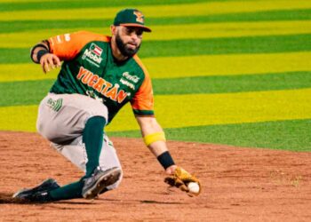 Doblegan Leones 10-5 a Dorados en arranque de serie