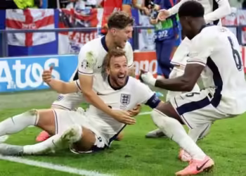 Inglaterra avanza de milagro