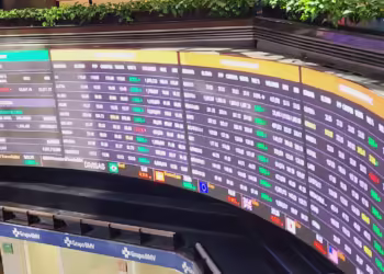 Mercado accionario baja 0.39%, dólar sube a 17.77 pesos