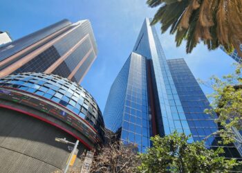 Mercado accionario baja 0.25%, dólar sigue a la baja