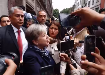 Biden tuvo un mal día, seguirá como candidato: SRE