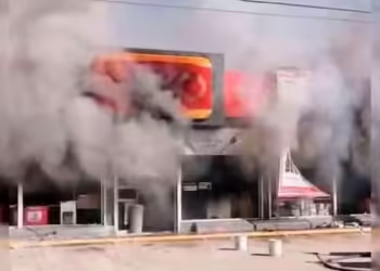 Lanzan ataque coordinado a Oxxos de Uruapan, Michoacán: Queman tres tiendas