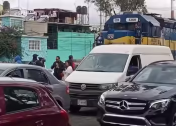 Bloquean paso del tren en Nezahualcóyotl, por derrame de combustible