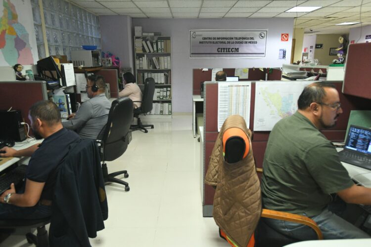 El Centro de Información Telefónica de la Ciudad de México continúa en operación para que la ciudadanía de la capital del país, del interior de la República y del extranjero que tenga dudas puedn consultar los resultados de la pasada jornada electoral. AMEXI/FOTO: IECM-CORTESÍA.