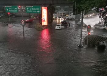 Lluvia intensa causa inundaciones y caos vial en la CDMX