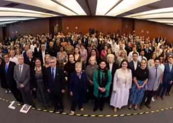 La canciller Alicia Bárcena da la bienvenida a extranjeros naturalizados mexicanos