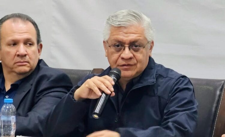 Promete secretario de seguridad del edomex, Cristóbal Castañeda Camarillo (derecha) que habrá cero tolerancia para los policías. AMEXI/FOTO: GERARDO CARMONA