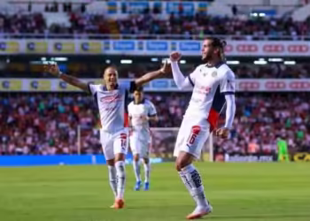 Chivas ya ganó, 2-0 a Querétaro