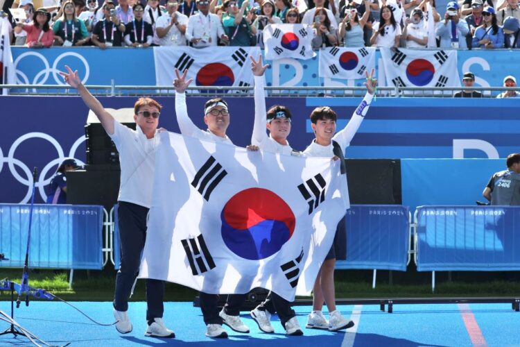 Equipo varonil de tiro con arco de Corea del Sur se lleva el oro en París 2024.