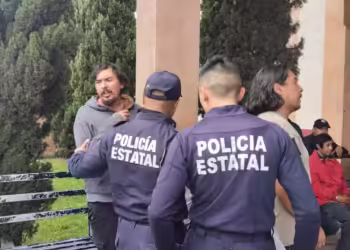 Policía del Estado de México detiene a periodistas y activista en Toluca