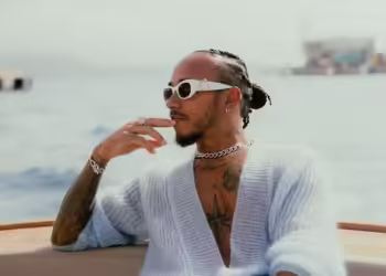 El piloto inglés Lewis Hamilton, de Fórmula 1, se convirtió en el nuevo embajador de la marca de lujo Dior.