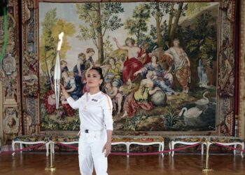 Salma Hayek porta con orgullo la antorcha olímpica en Versalles