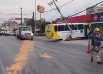 Se impacta autobús en tienda de conveniencia en zona centro de Toluca