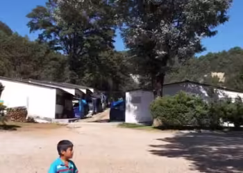 Protección Civil intentan rescatar a indígenas refugiados en la escuela de Tzanembolom
