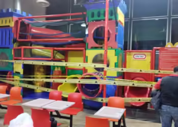 Sólo una menor está hospitalizada tras la caída de juegos infantiles en cadena de comida rápida en la CDMX