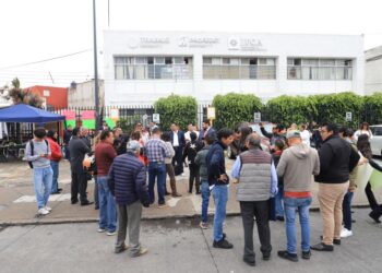 Abogados protestan ante el cierre de la Junta de Conciliación y Arbitraje de Puebla.
