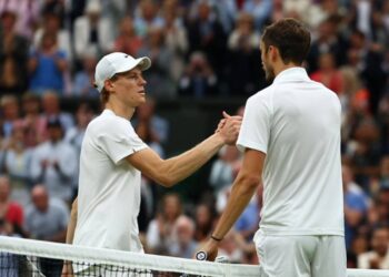 Medvedev tumba al número uno en Wimbledon