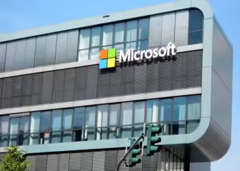 Falla global en sistemas de Microsoft afecta aeropuertos, bancos…