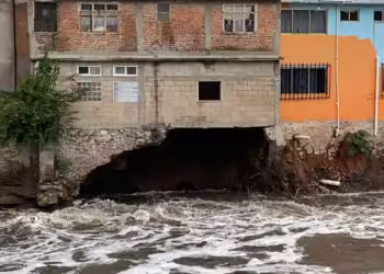 Enorme socavón provoca alerta en Tula 