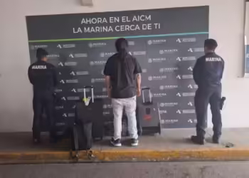 Detienen en el AICM a dos pasajeros provenientes de París con drogas escondidas en maletas